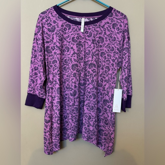 ⚽️ LuLaRoe Cozy Kate 3/4 Sleeve Sharkbite T, XS, NWT - Picture 1 of 6